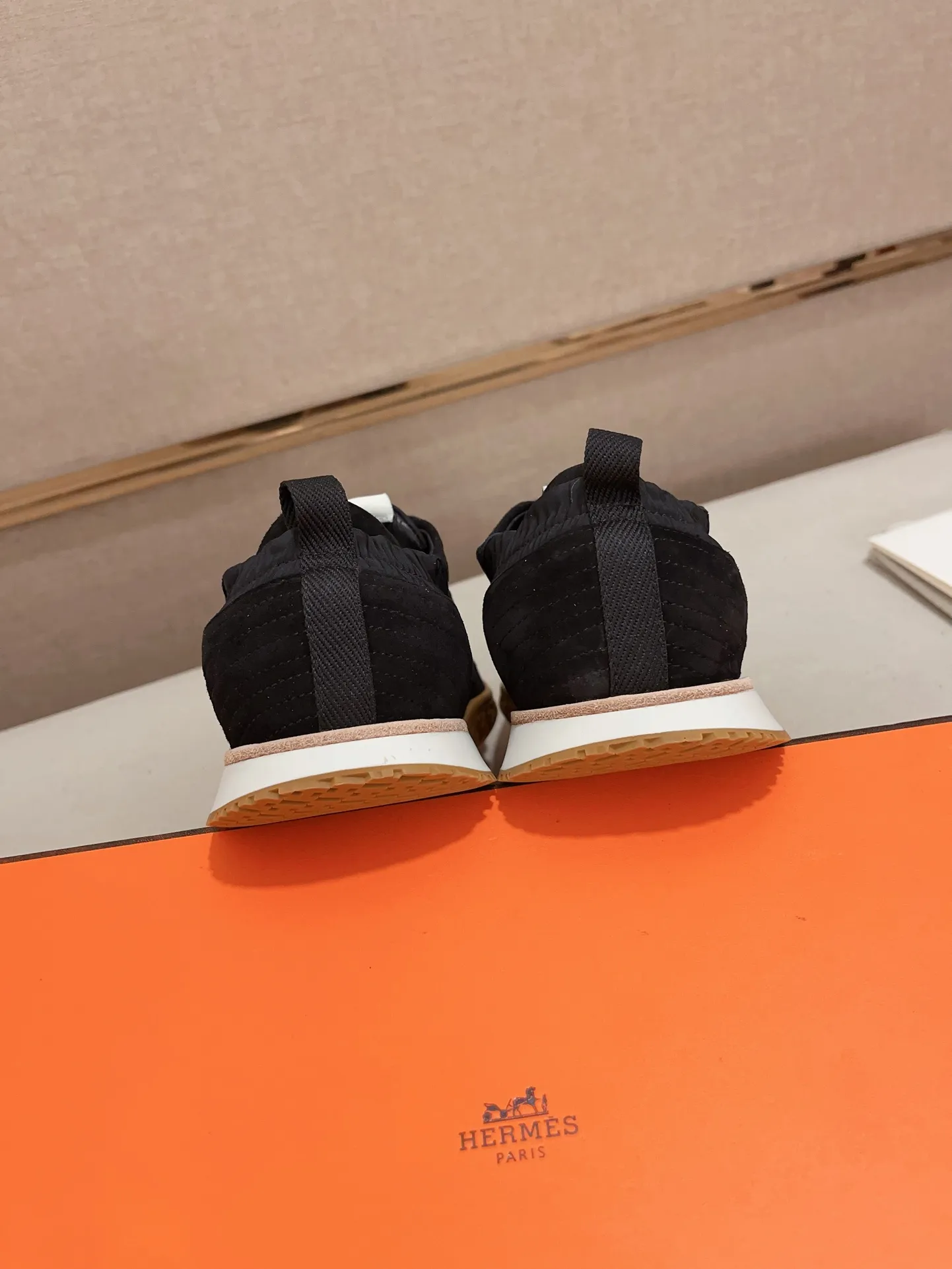 Men's men's shoes 💰: 720💰 Hermes top version # Couple style 💏 24ss casual sneakers Suede goatskin sneakers decorated with contrasting patterns and iconic "H" details, beautifully packaged at the delivery counter 🛍📦 Fabric: suede + cowhide Lining: mixed sheep lining Outsole: original TPU Bottom thickness: 2CM Size: 35-44
